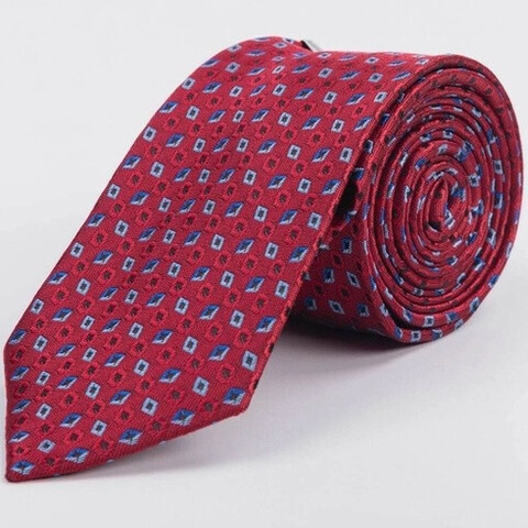 Аренда галстука бордового цвета с синим узором для мужского костюма