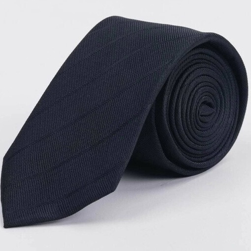 Черный галстук напрокат в тонкую полоску для мужского костюма