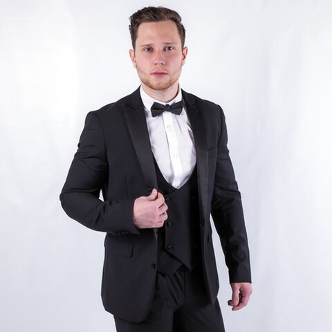 Аренда смокинга черного цвета с двубортной жилеткой
