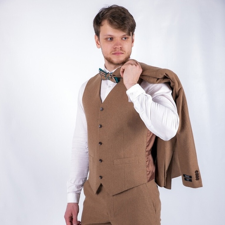 Прокат мужского костюма табачного цвета