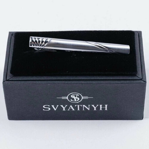 Прокат зажима с элементам гравировки для мужских костюмов