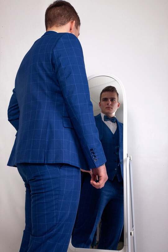 Мужской клетчатый костюм светло-синего цвета в аренду